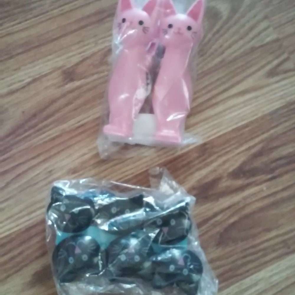 8 Cat Clips For Clothes Chips Or...  6 Black 2 Large Pink New Original Package